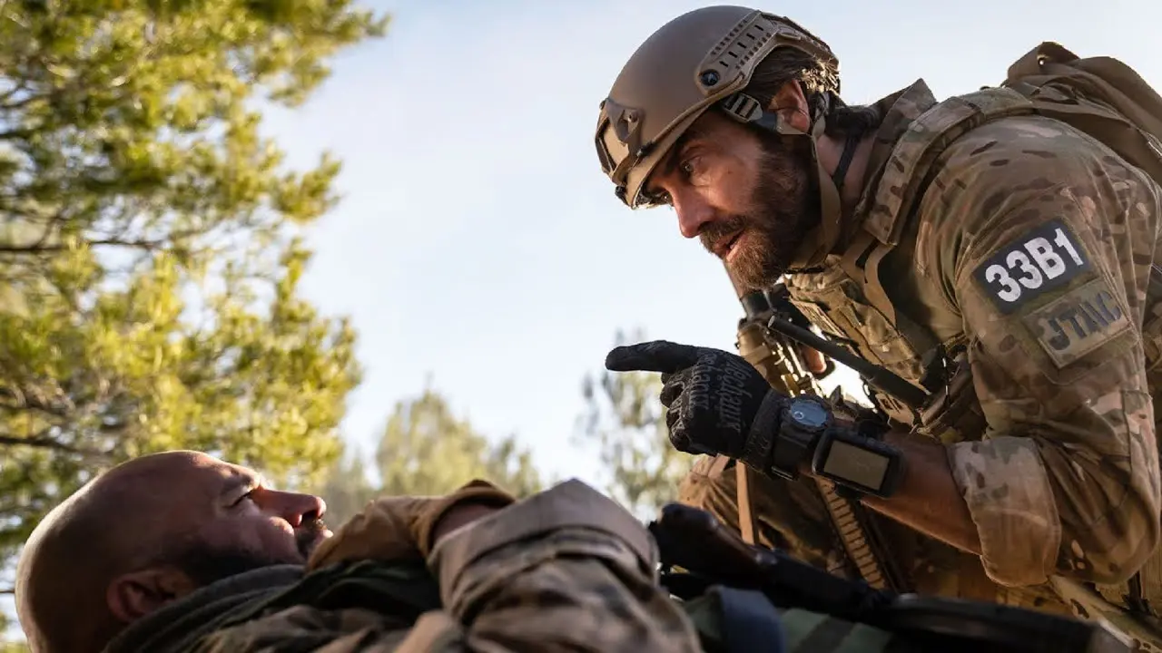 Homem branco aponta para homem do Oriente Médio. Os dois usam roupas militares e capacetes