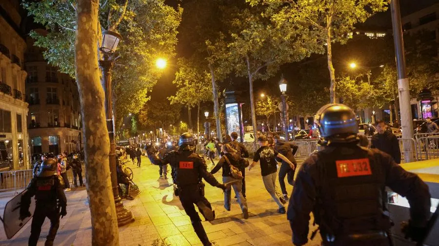 Vários países emitiram avisos severos para aqueles que visitam a França, onde as redes de transporte doméstico foram interrompidas