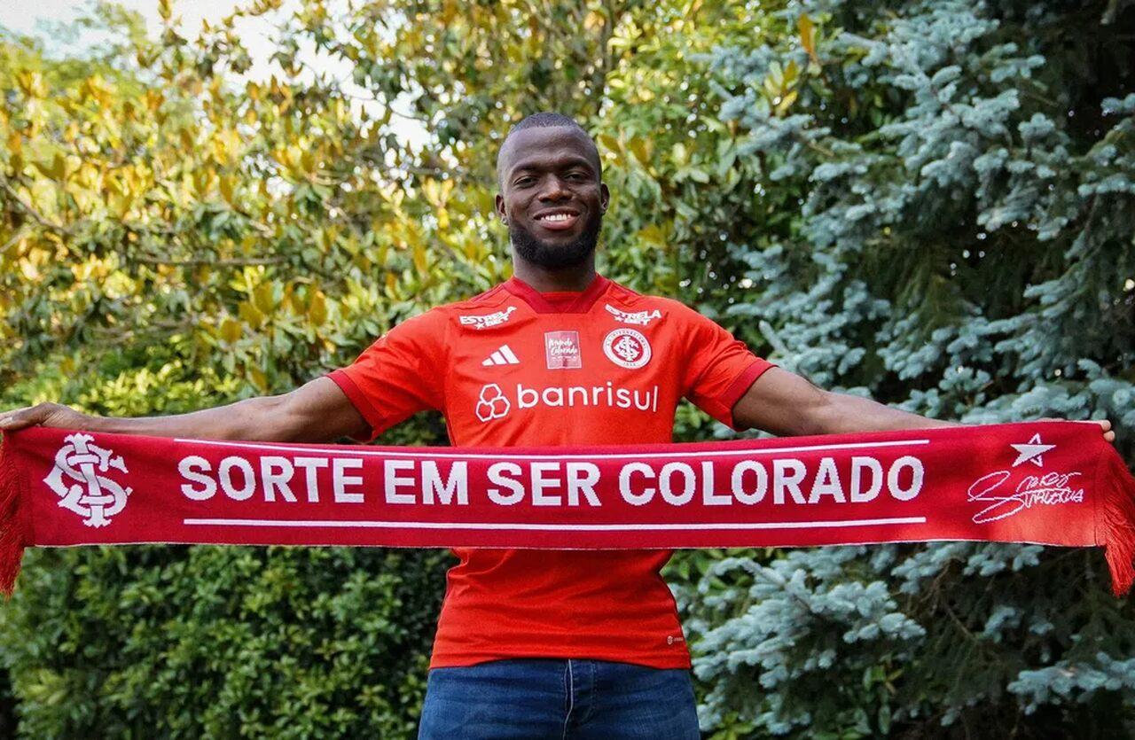 Enner Valencia posa com faixa do Internacional