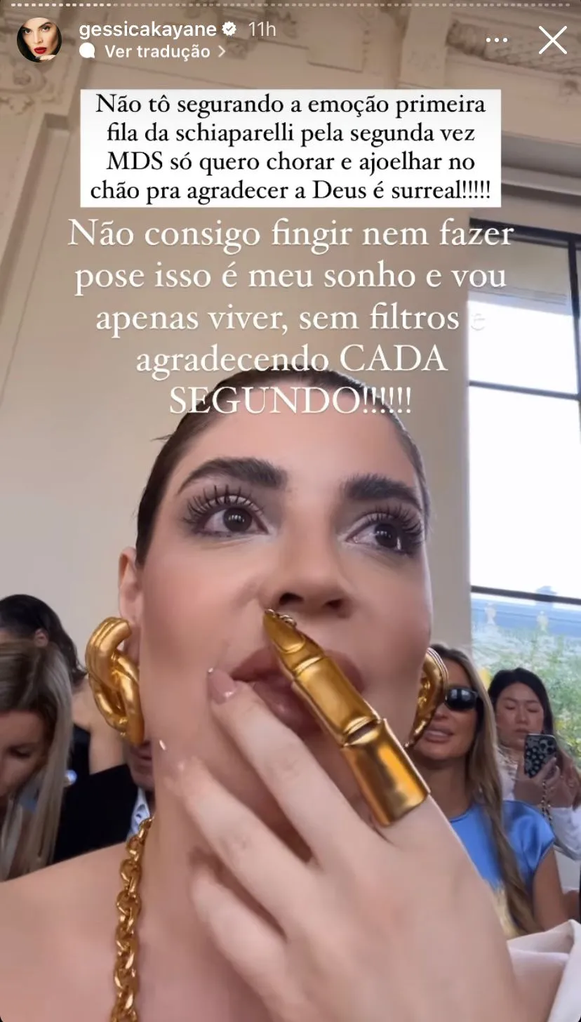 Gkay se emociona em desfile em Paris