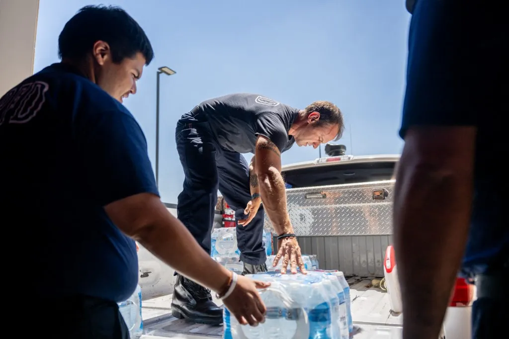 No Texas, nos EUA, policiais têm fornecido água e gelo em regiões atingidas por onda de calor