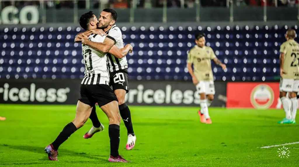 Atletas do Libertad comemoram vitória