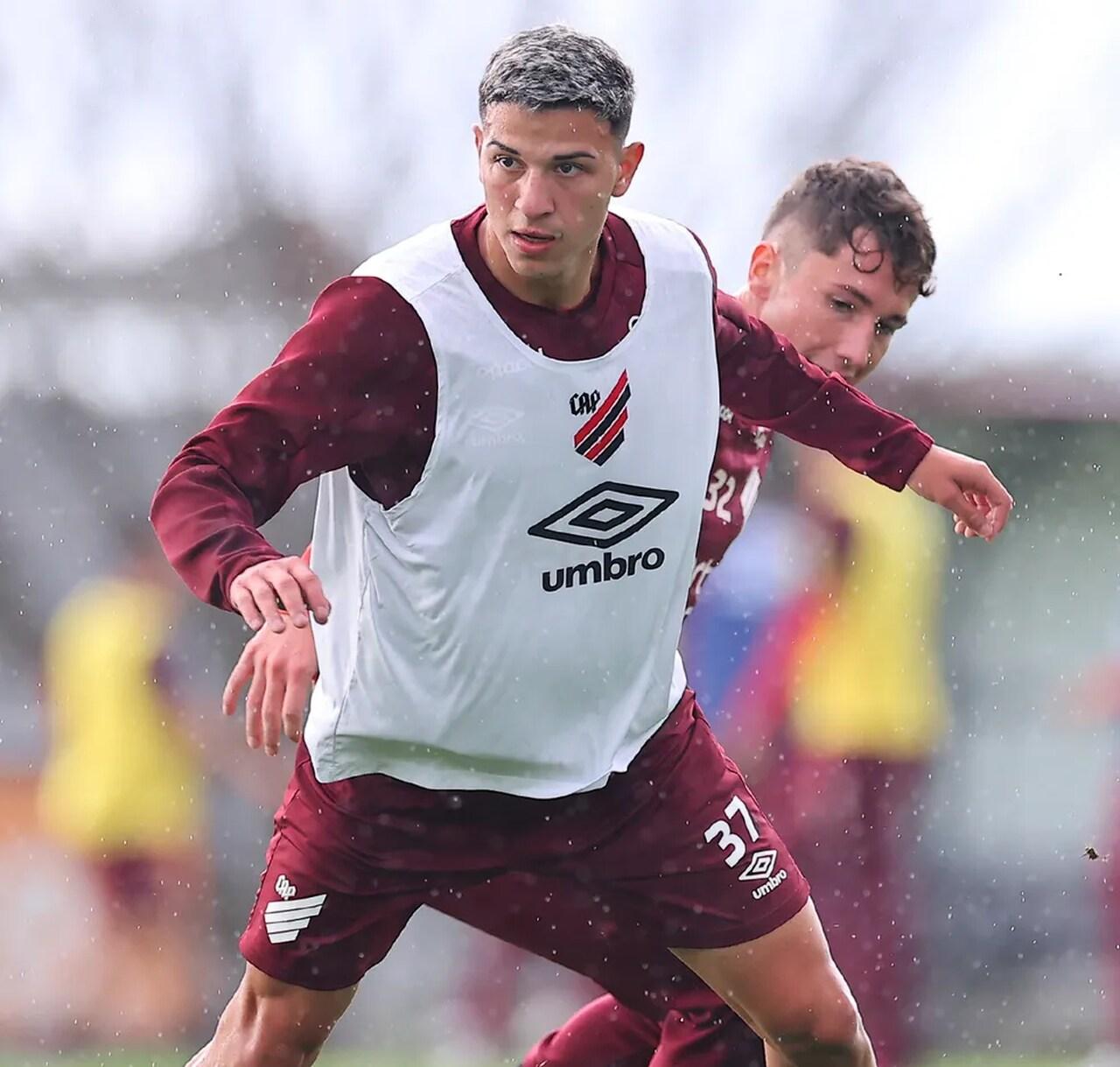 Lucas Esquievel em ação pelo Athletico-PR