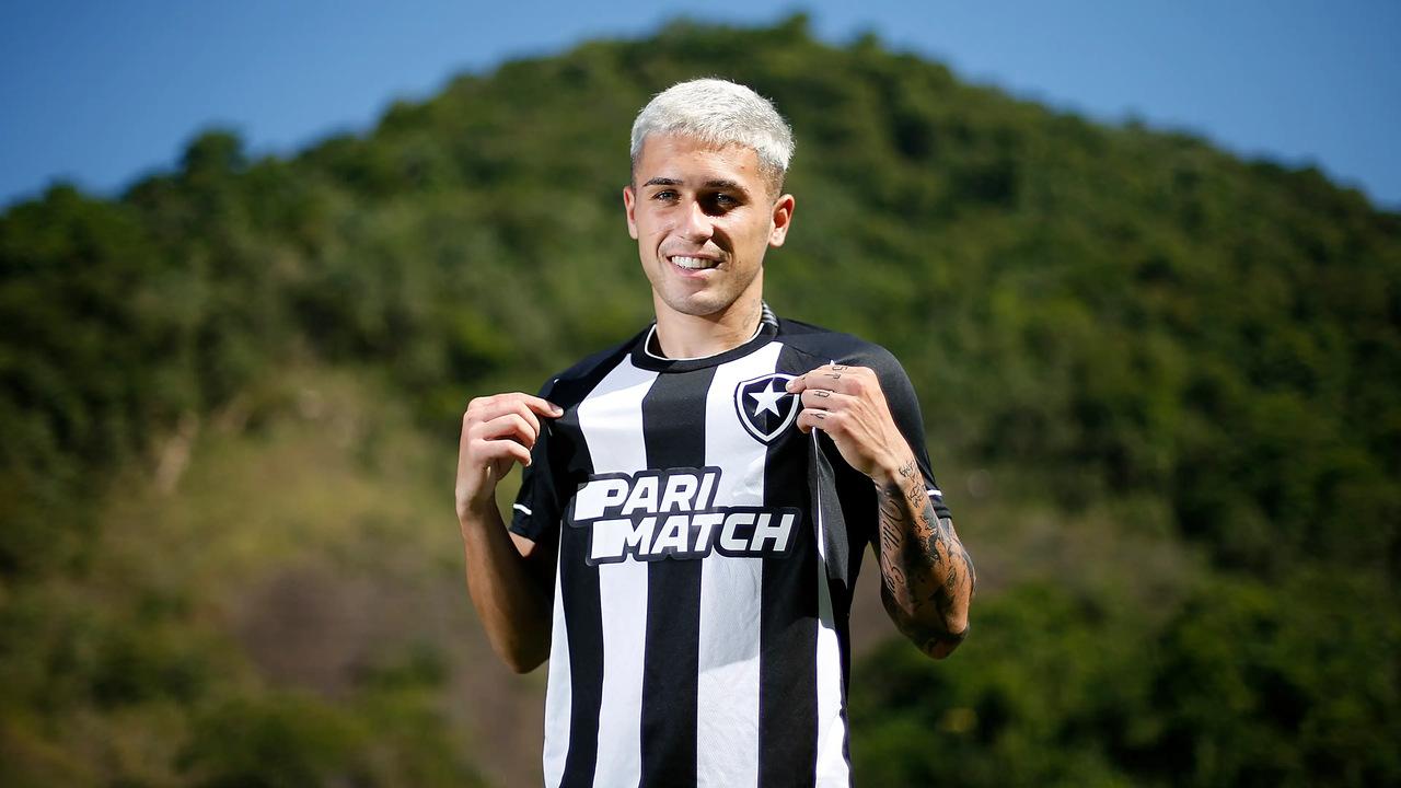 Diego Hernández sorri com a blusa do Botafogo