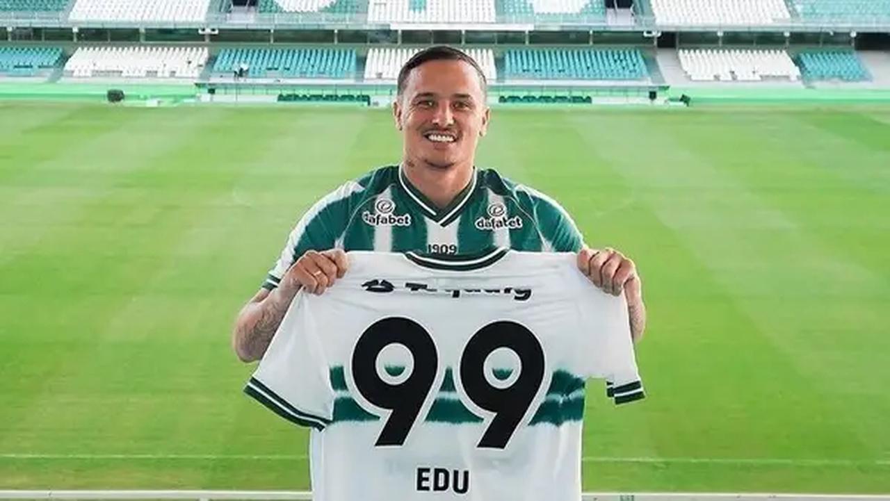 Edu segura camisa 99 do Coritiba