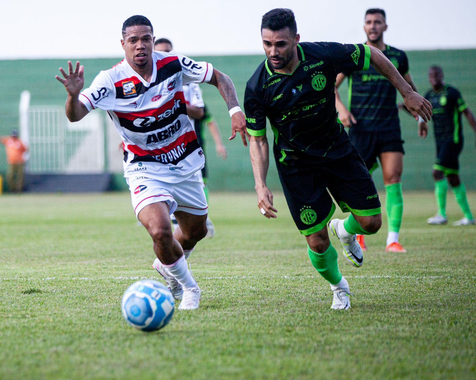 Imagem da disputa da bola entre jogadores do Ferroviário e do Tocantinópolis-TO