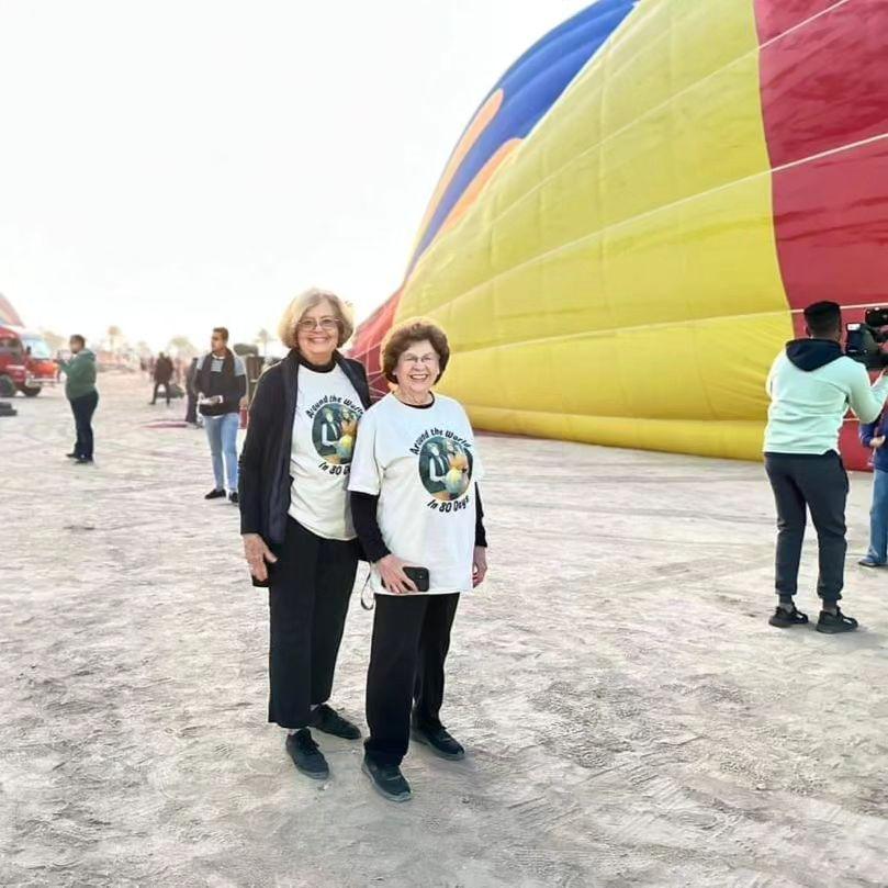 As amigas de 81 anos passaram em Zâmbia e Egito, realizando visitas às pirâmides e um voo de balão.