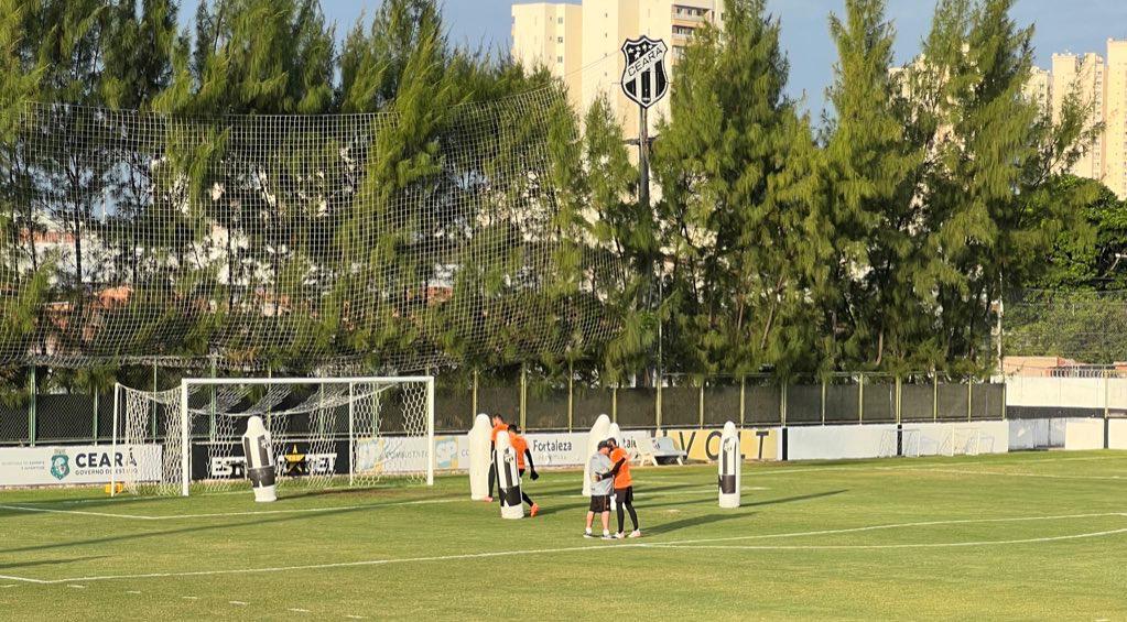 Foto de Guto Ferreira abraçando André Luiz nos treinamentos