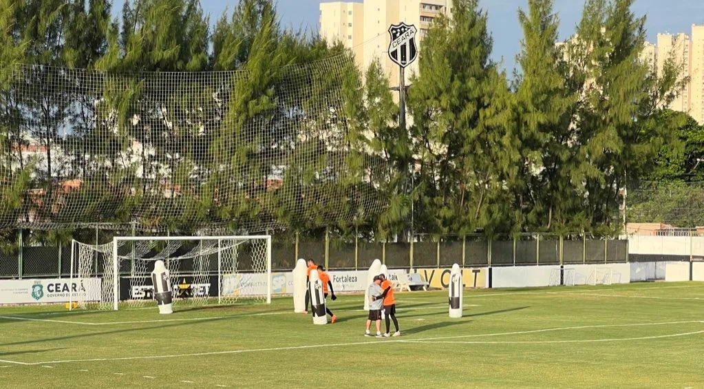 Guto Ferreira abraça André Luiz nos treinamentos