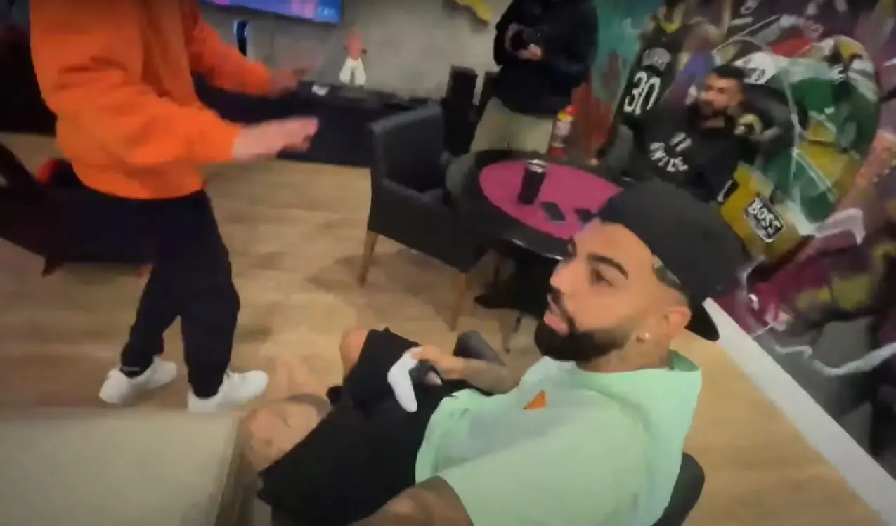 gabigol sentado em sofá