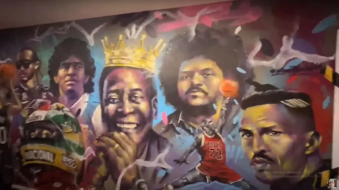 Paredes da casa têm imagens de personalidades como Pelé