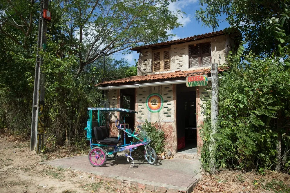 Entrada para a Bodega Viva da Vila; na parte superior, é possível se hospedar