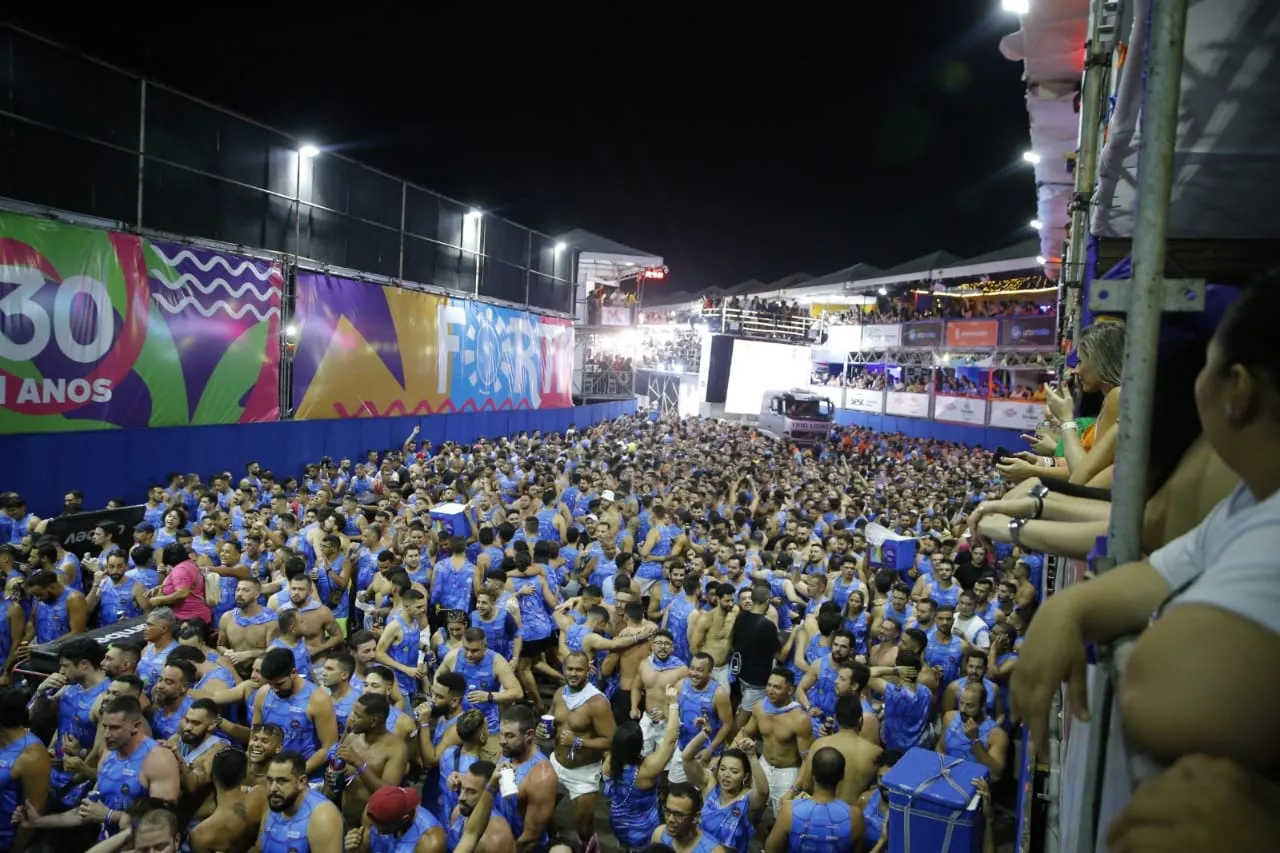 Multidão seguiu bloco de Claudia Leitte no corredor da folia