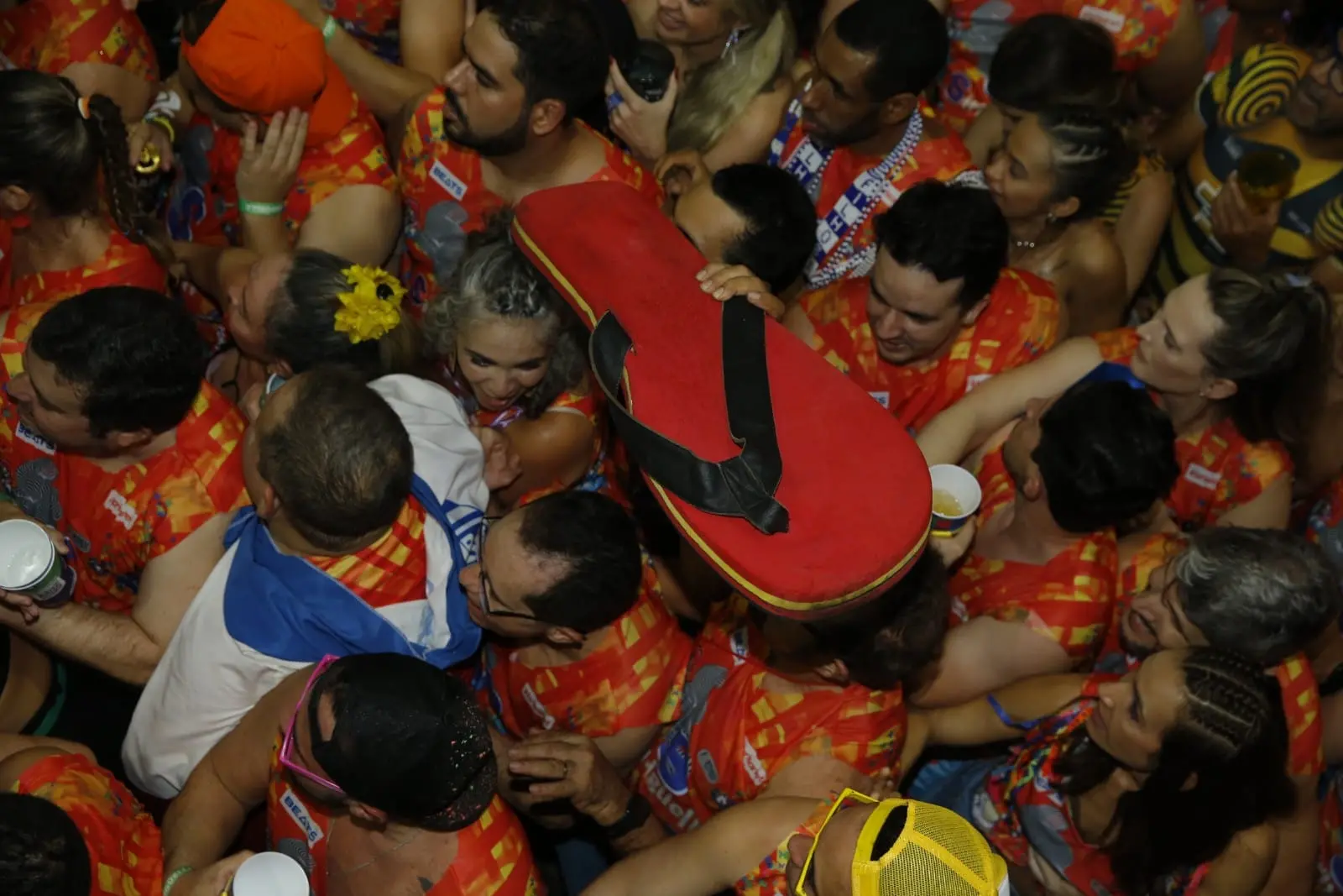 Foliões levam chinelo gigante no bloco Siriguella