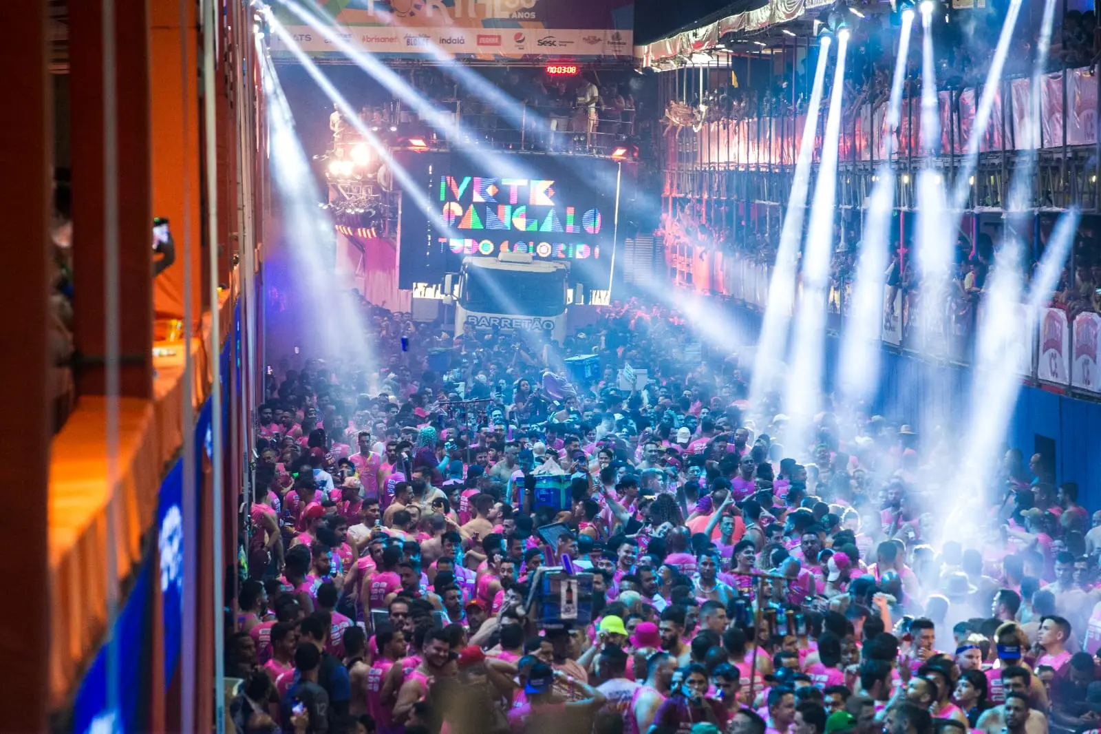 Ivete Sangalo anima foliões na segunda noite seguida de Fortal