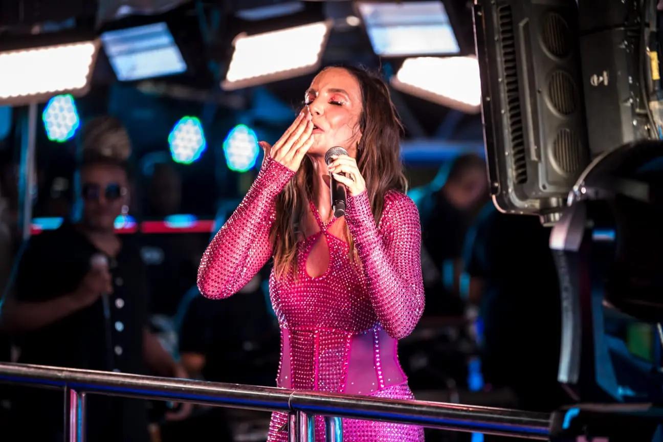 Ivete manda beijos para foliões do bloco Village
