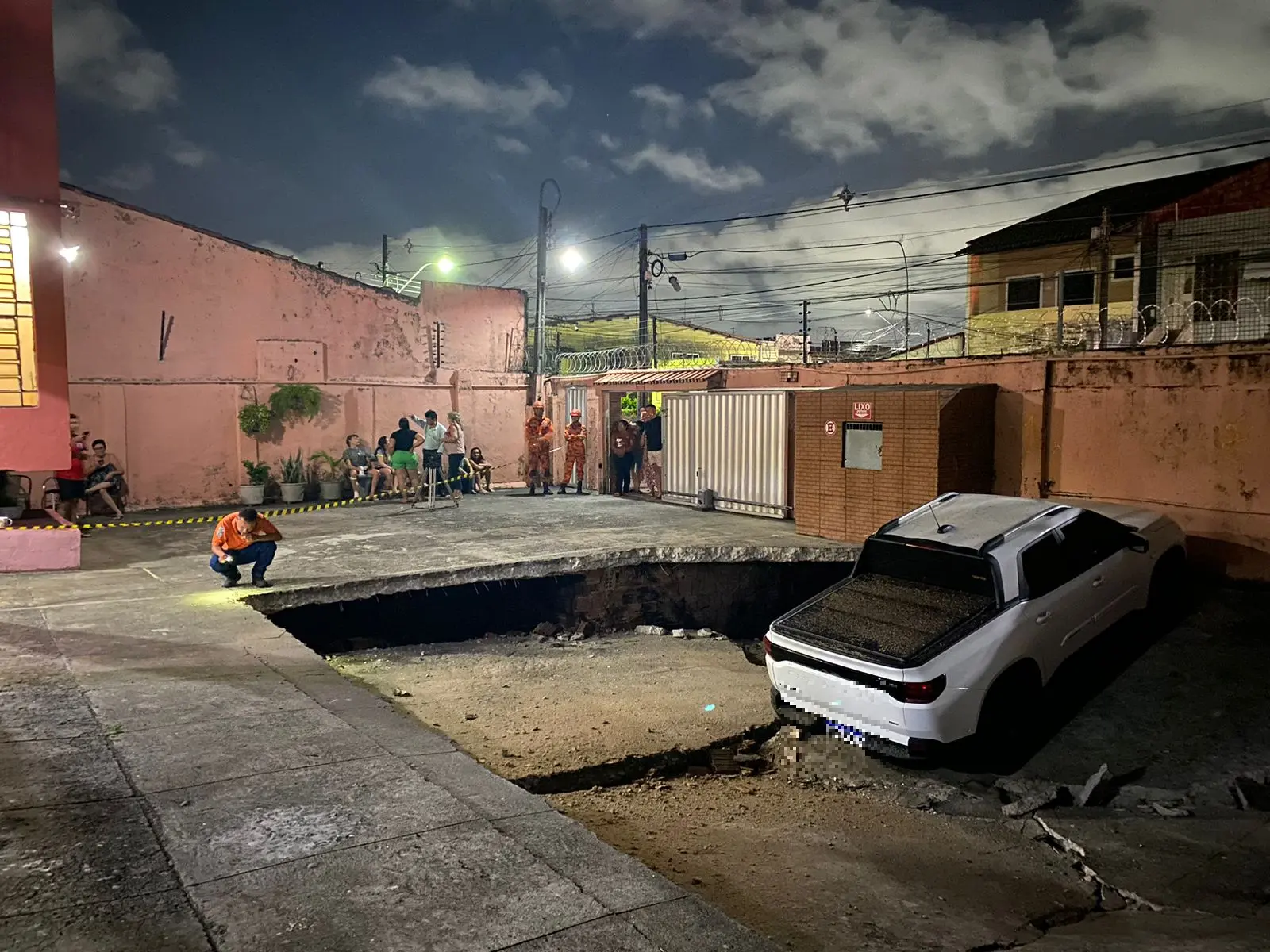 Estacionamento foi construído em cima de fossa