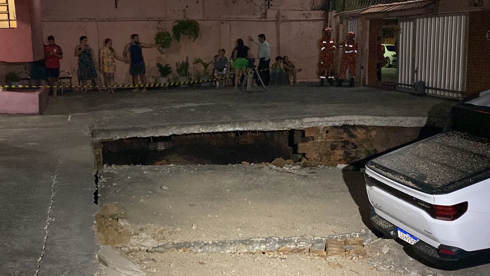 Os bombeiros foram acionados ao prédio por volta de 18h40 desta segunda (24)