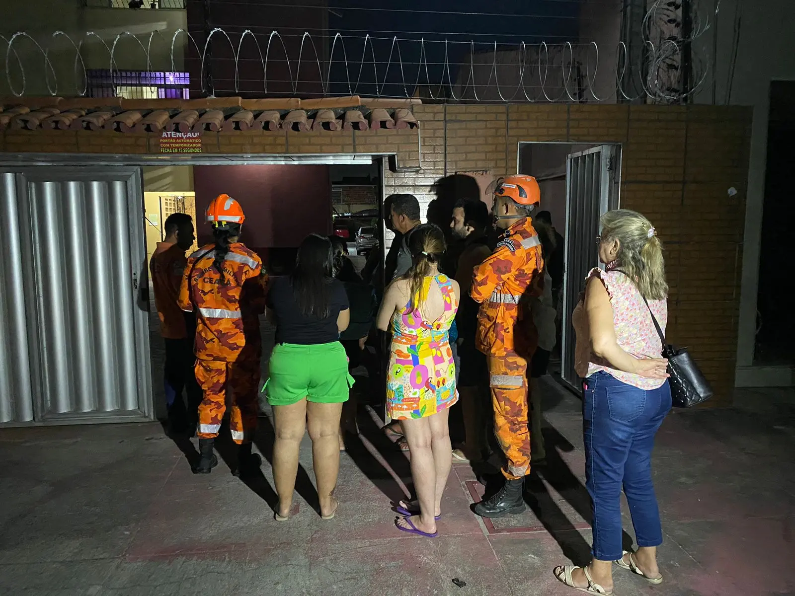 Moradores são evacuados de apartamento no bairro Montese, em Fortaleza