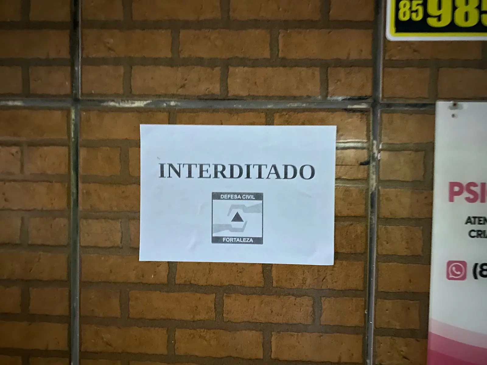 Prédio é interditado após estacionamento de prédio desabar parcialmente