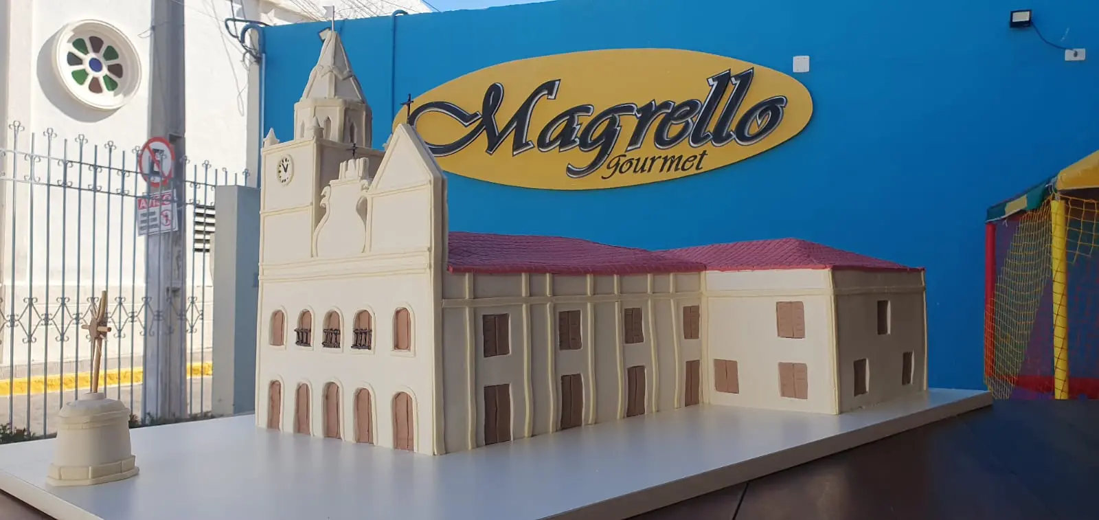 Bolo que replica igreja de Iguatu no ano de 1925