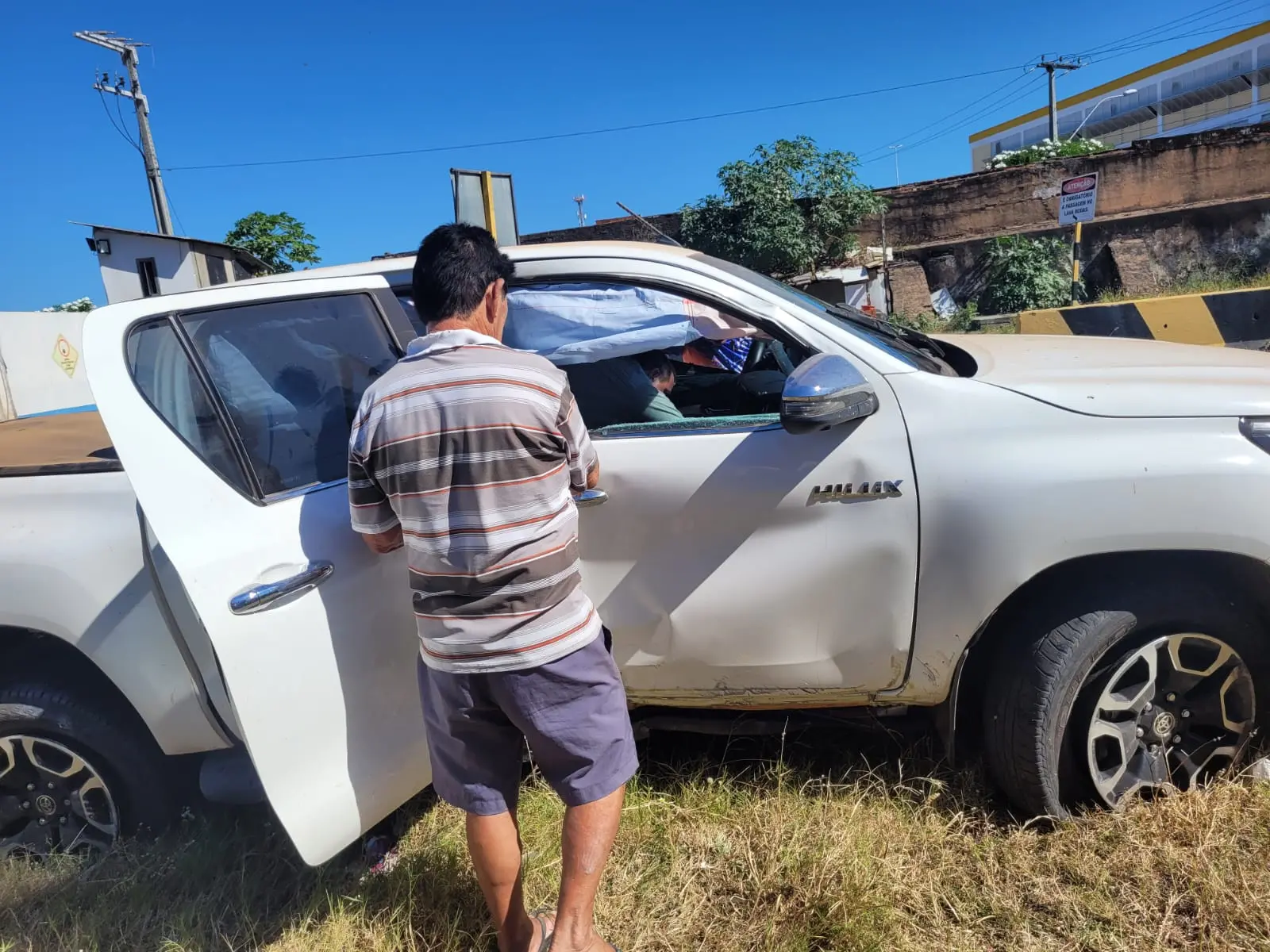carro danificado após acidente com VLT em Fortaleza