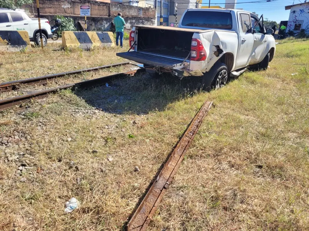 acidente com caminhonete e VLT em Fortaleza