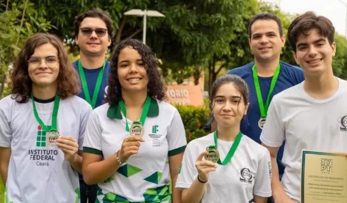 Estudantes do IFCE, equipe de Juazeiro do Norte, da esq. para dir.: José Eleuterio, Rodrigo Queiros (professor de física), Cinthia Sobral, Ludmila de Oliveira, Mauricio Almeida (Professor) e Pedro Lucas