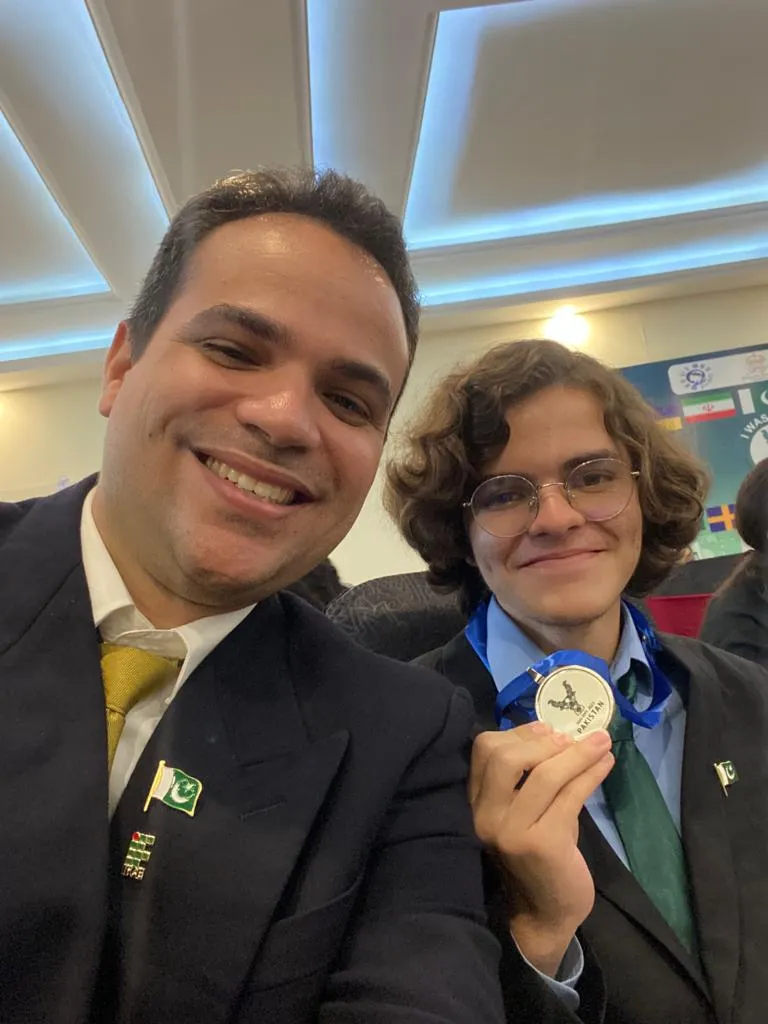 José Eleutério e o professor Mauricio Almeida em torneio internacional de Física