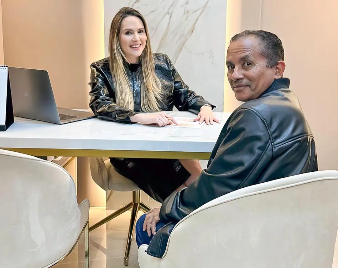 Manoel Gomes e a dentista Bruna Mesquita