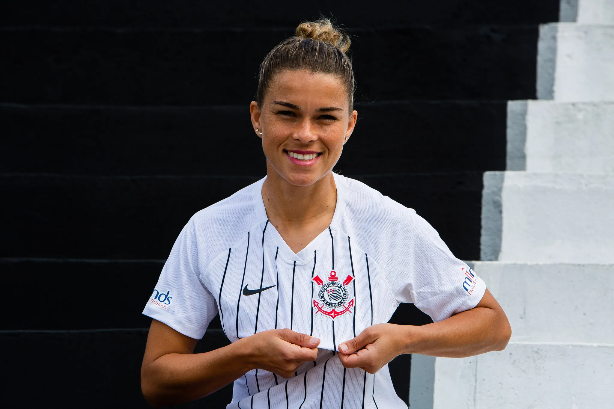 Lateral da Seleção, Tamires, defende o Corinthians no Brasileirão