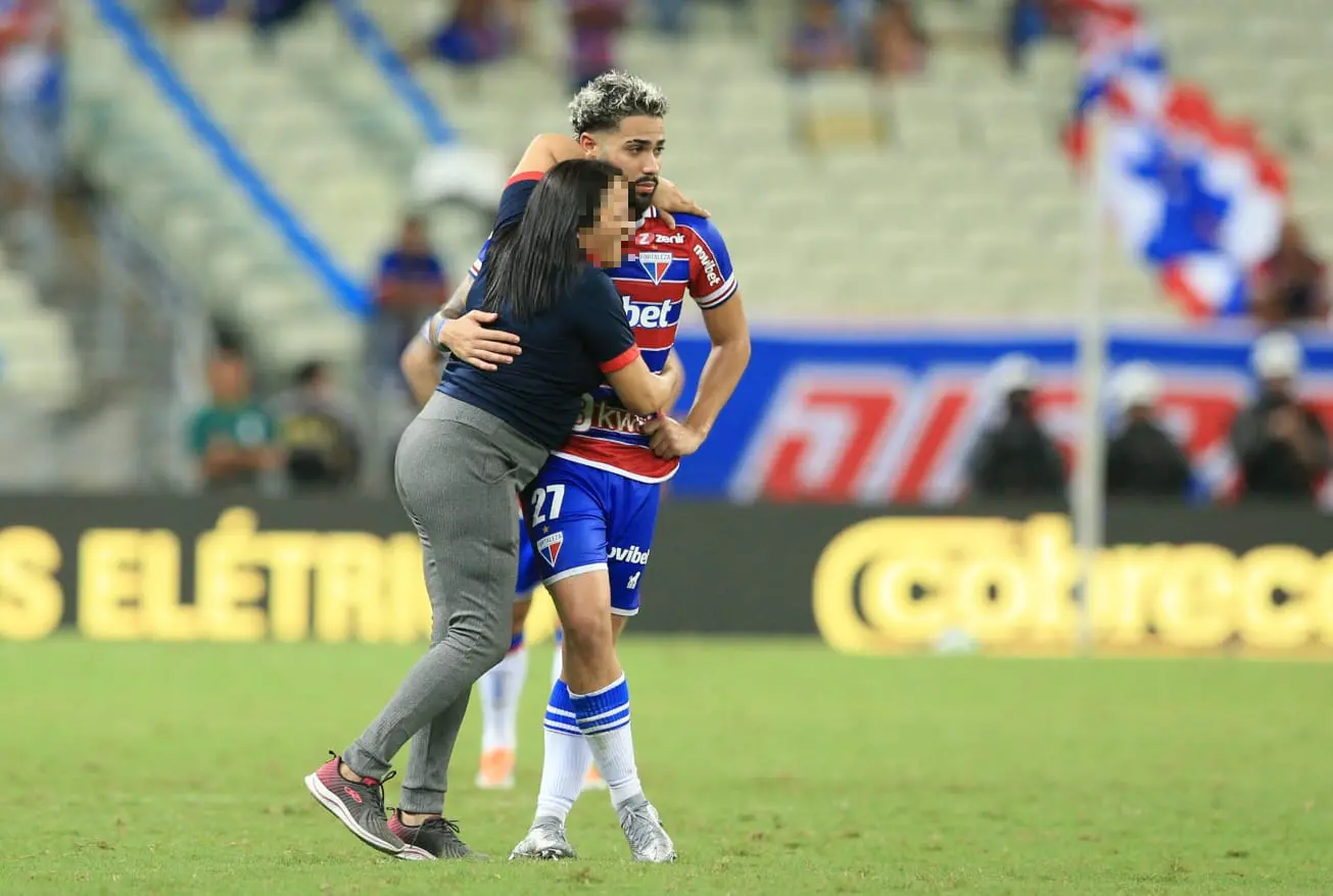 Torcedora abraçando Calebe
