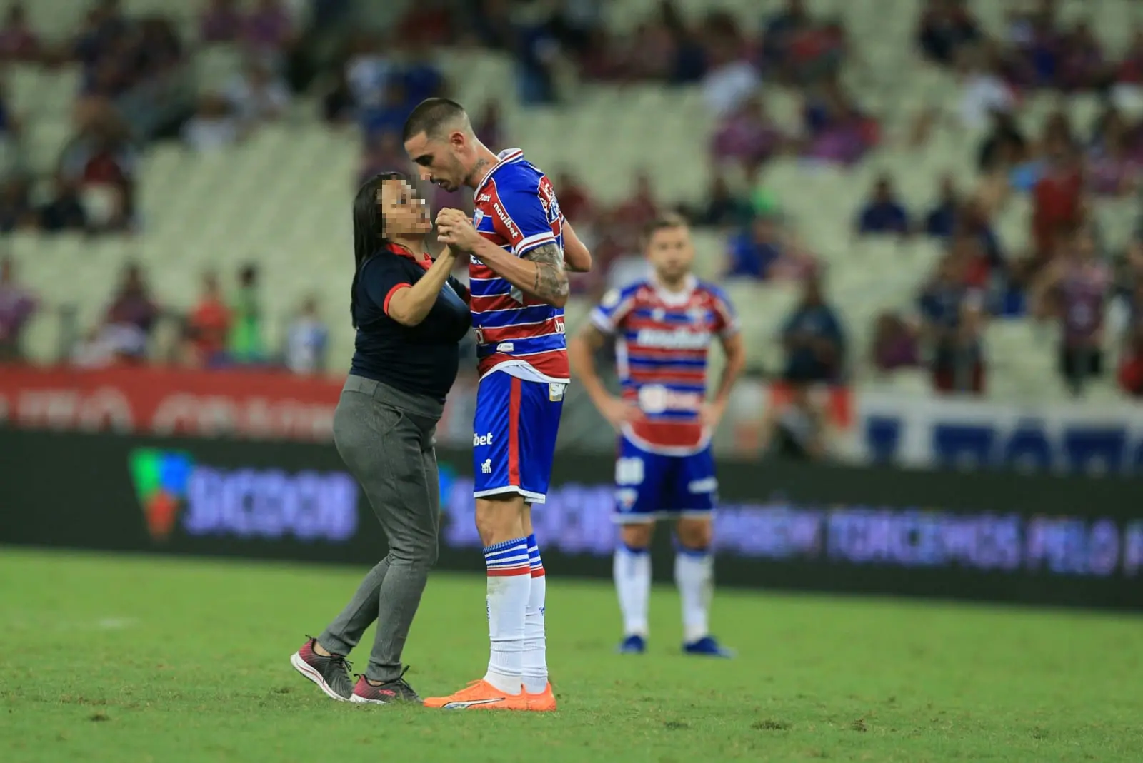 Torcedora abraçando Galhardo