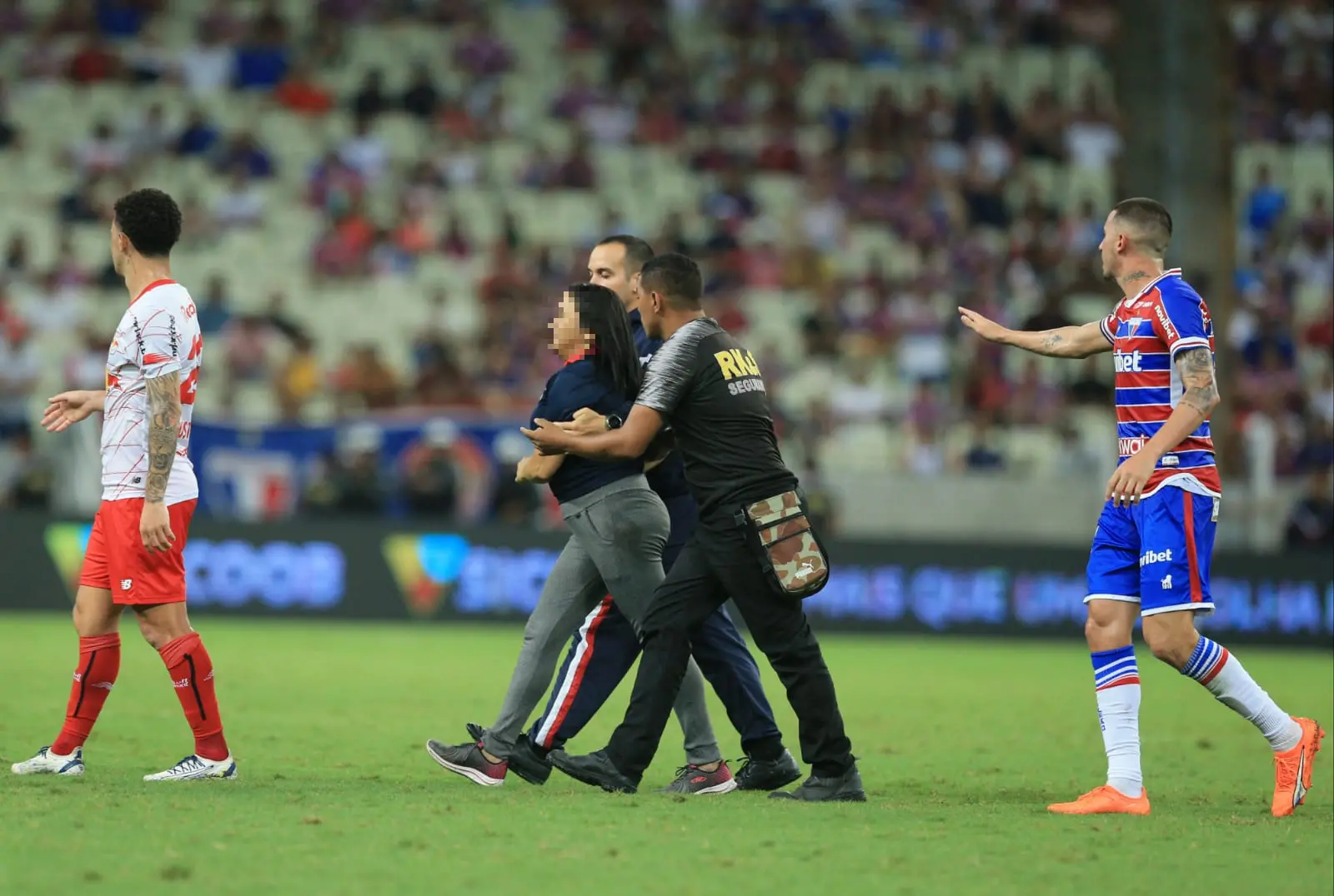 Torcedora sendo retirada do gramado
