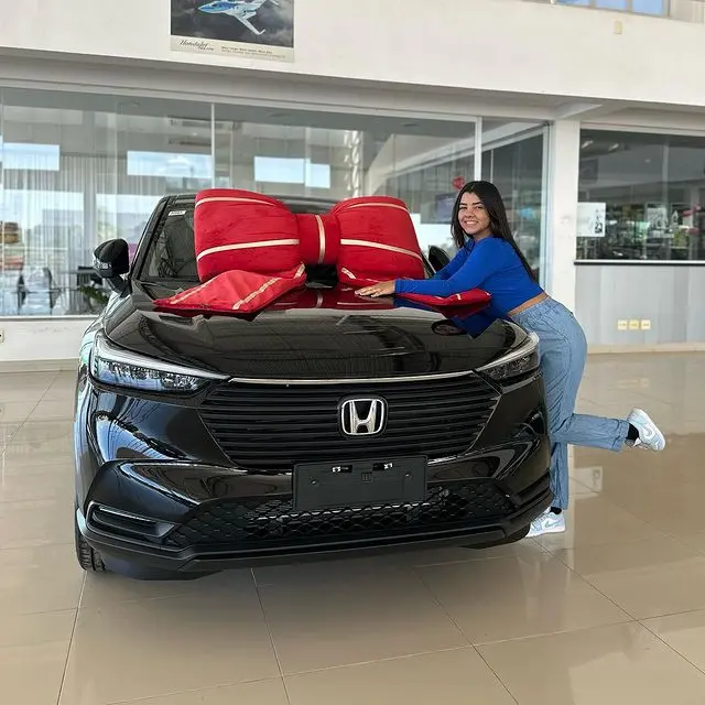 Ary Mirelle posa ao lado de primeiro carro que comprou