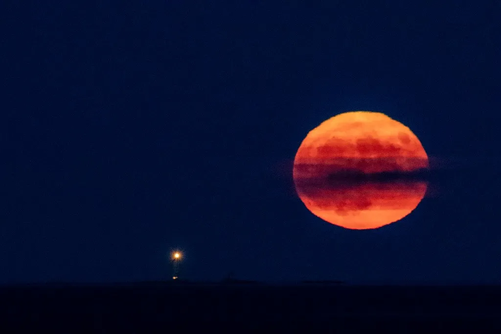 A Superlua do Esturjão no Farol de Graves, na Baía de Massachusetts, nos Estados Unidos