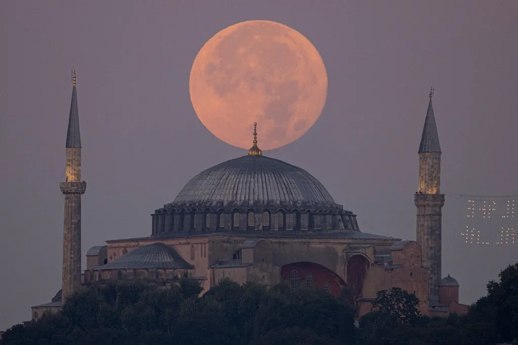 A super lua do Esturjão na Grande Mesquita Ayasofya-i Kebir Camii ou Hagia Sophia em Istambul