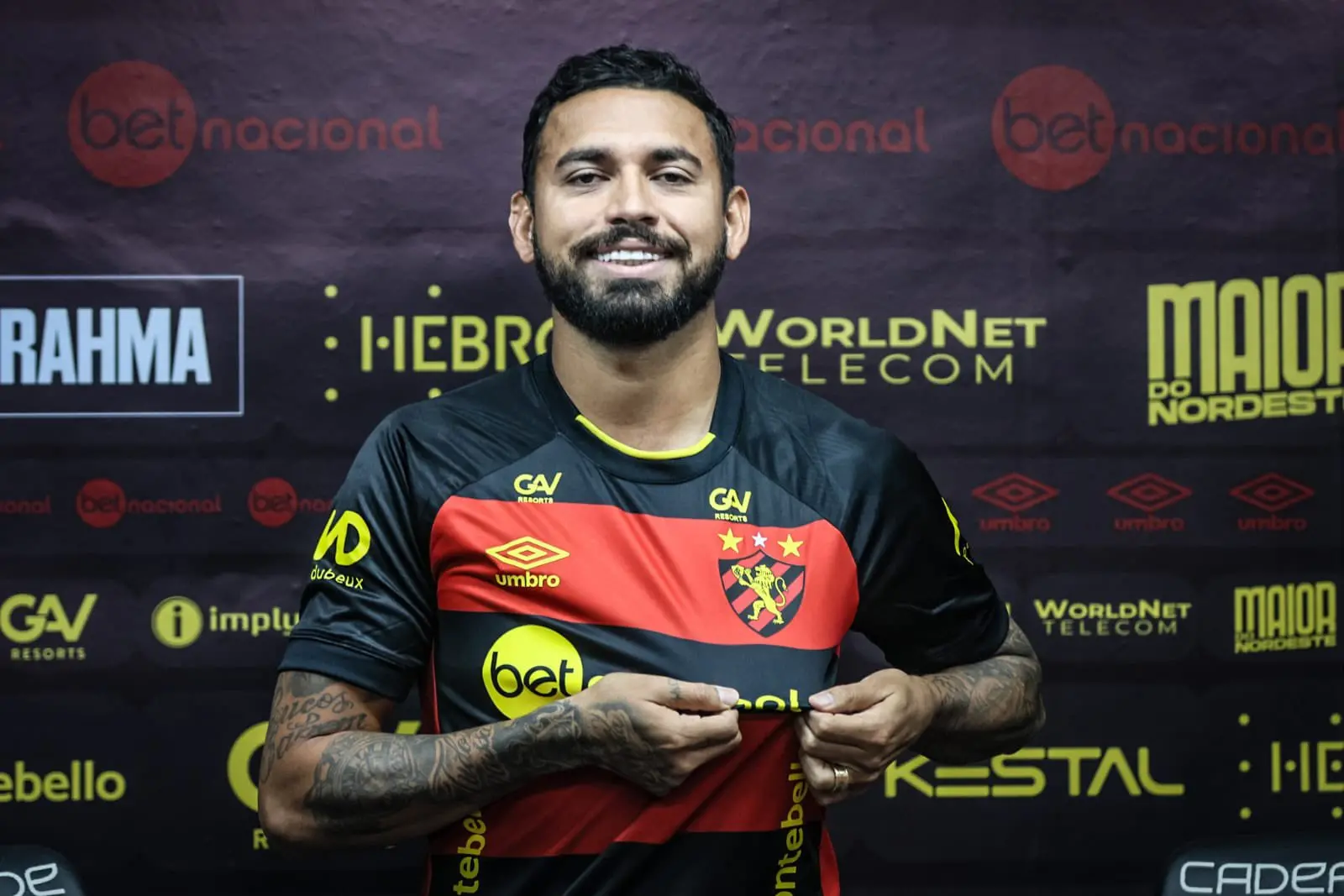 Felipe mostra emblema do Sport