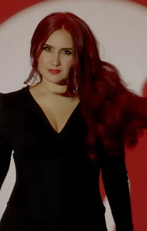 Dulce Maria retorna ao visual ruivo