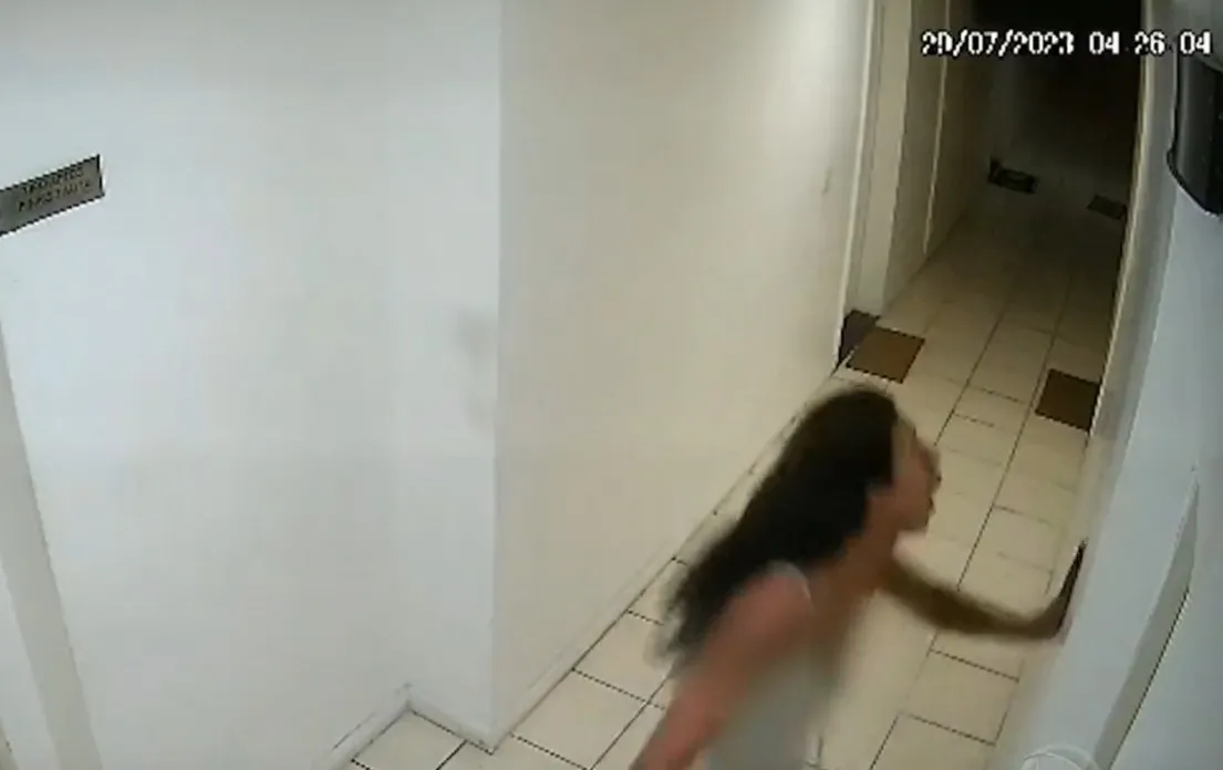 Câmera de segurança do prédio mostrou Larissa Mello Viana Silveira escapando do apartamento e chamas e correndo para o corredor