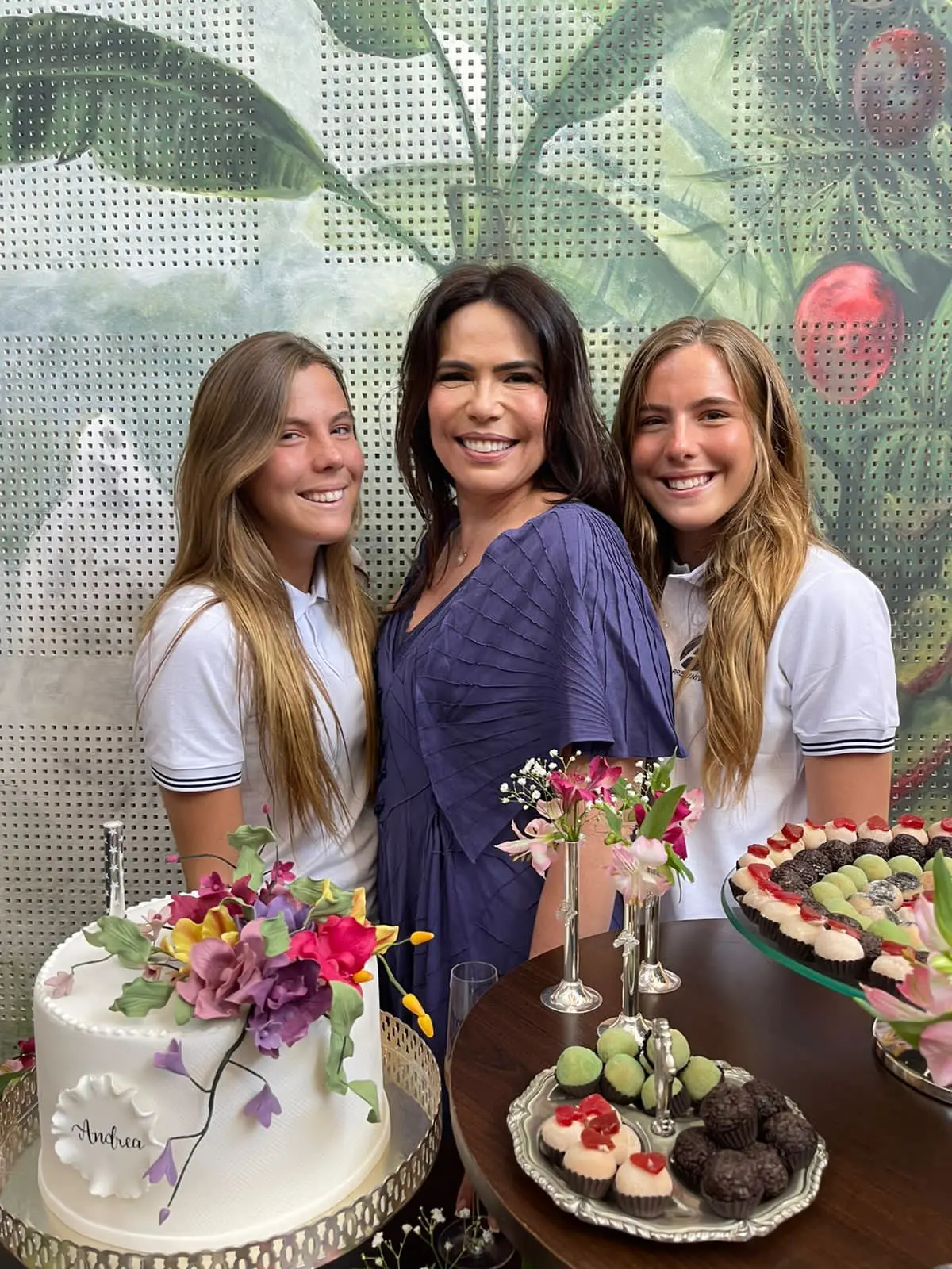 CAPTEI: Andrea Rios celebra mais um aniversário em grande estilo ...
