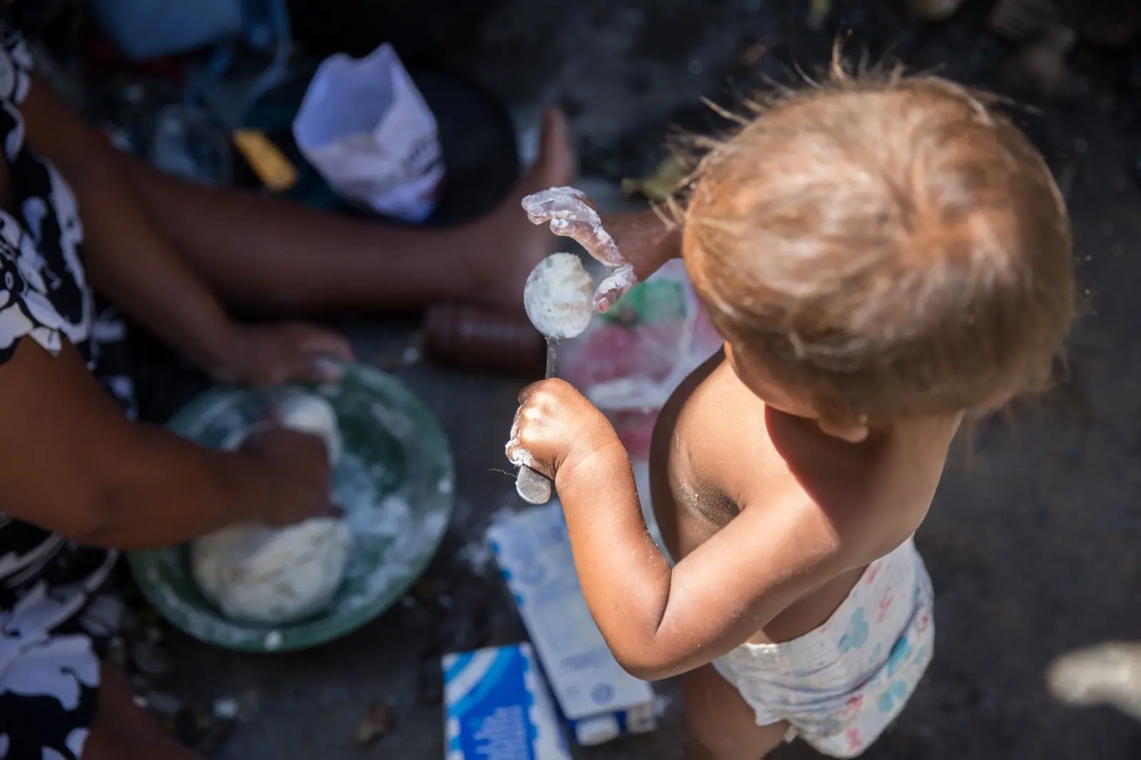 Criança Warao comendo farinha de trigo pura