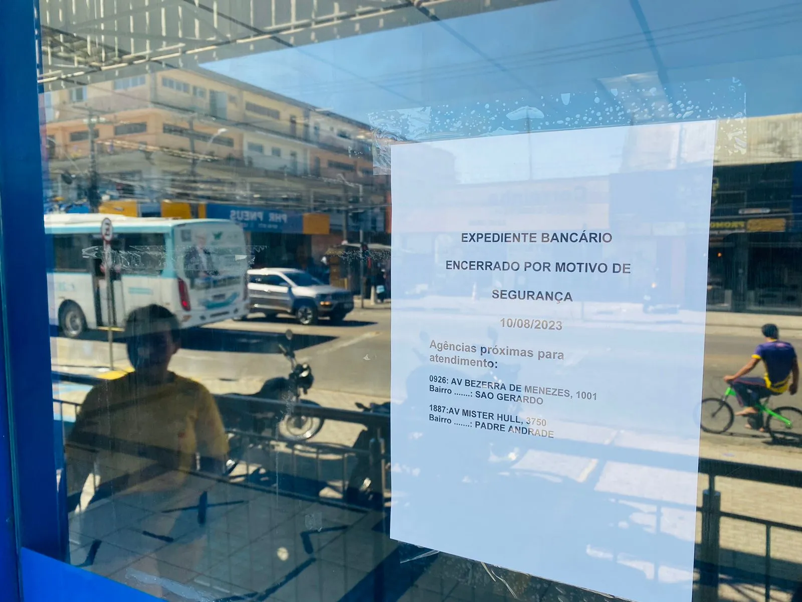 Aviso na porta da agência avisou que expediente encerrou por motivos de segurança