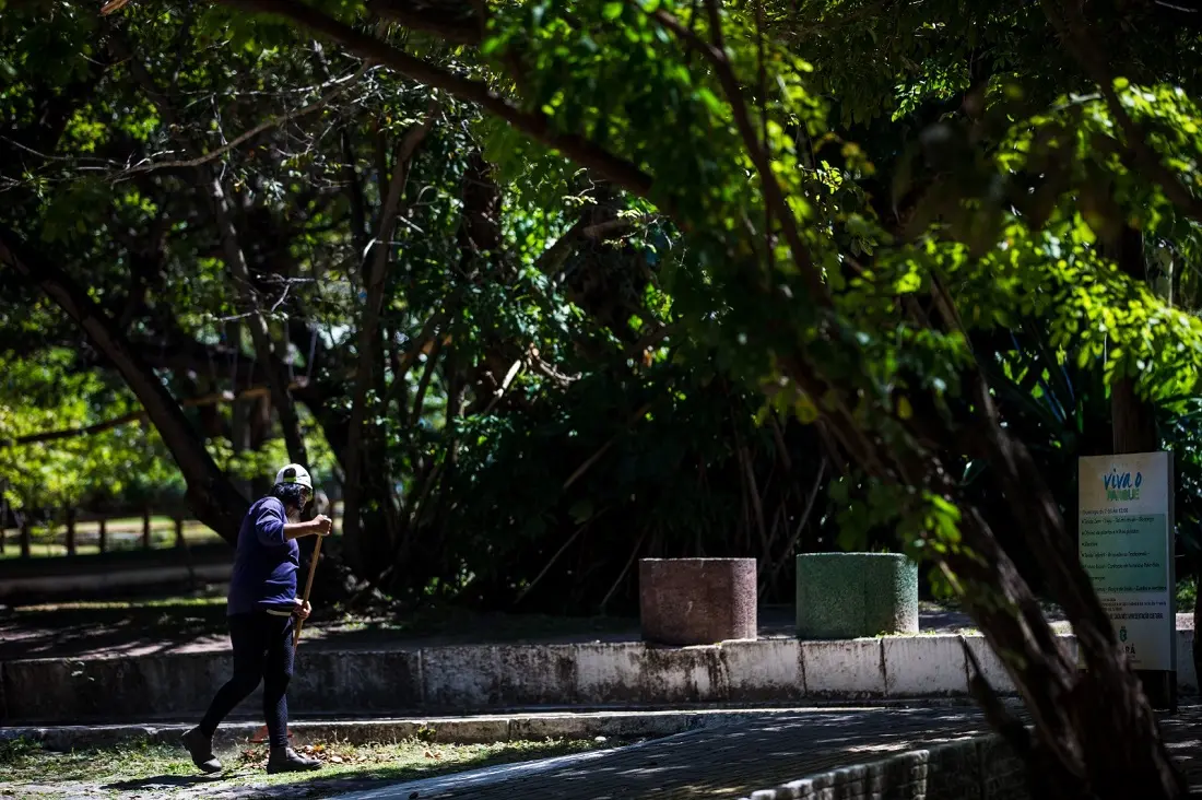 Pessoa limpa parque do cocó