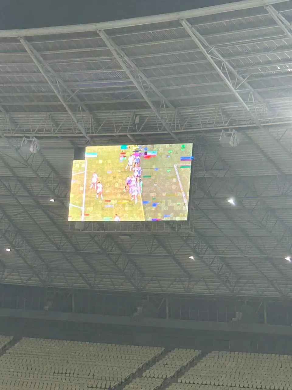 Lance do gol anulado de Saulo Mineiro sendo exibido no telão da Arena Castelão