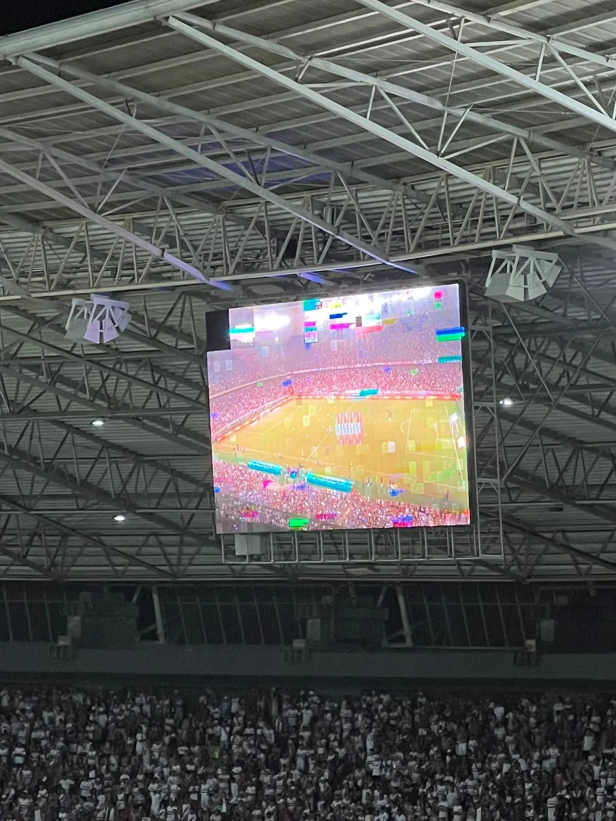 Telão exibe imagens internas da Arena Castelão no jogo entre Fortaleza e Libertad pela Sul-Americana