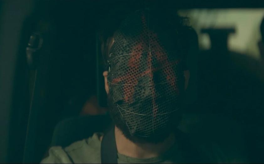 Pessoa usando máscara que cobre todo o seu rosto