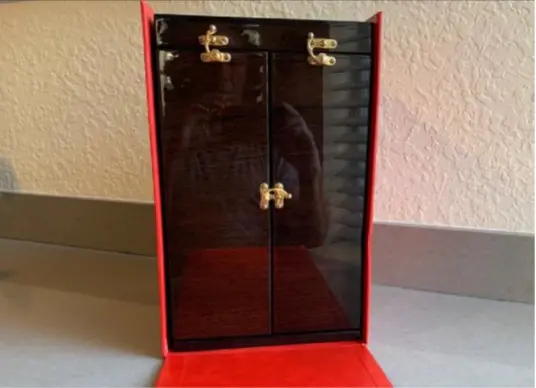 Reflexo do pai de Mauro Cid em escultura vendida nos EUA