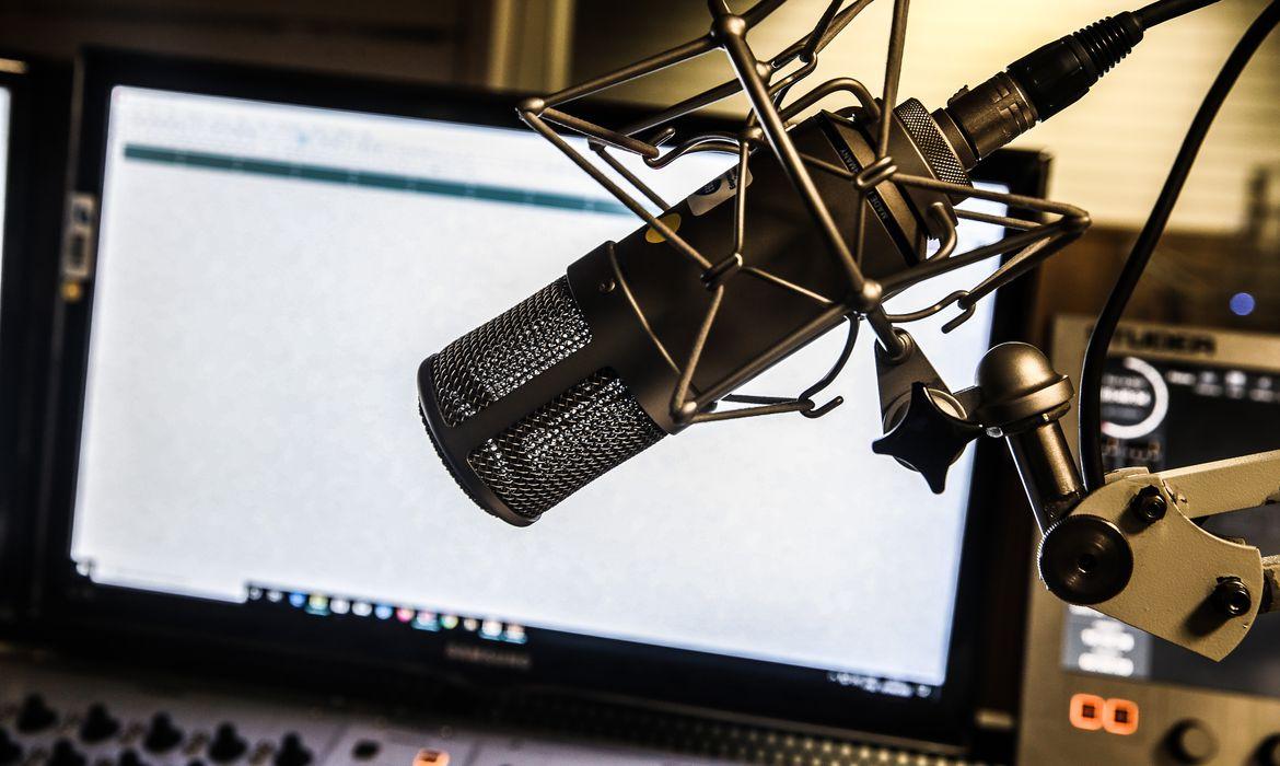 A foto mostra um microfone de estúdio de rádio