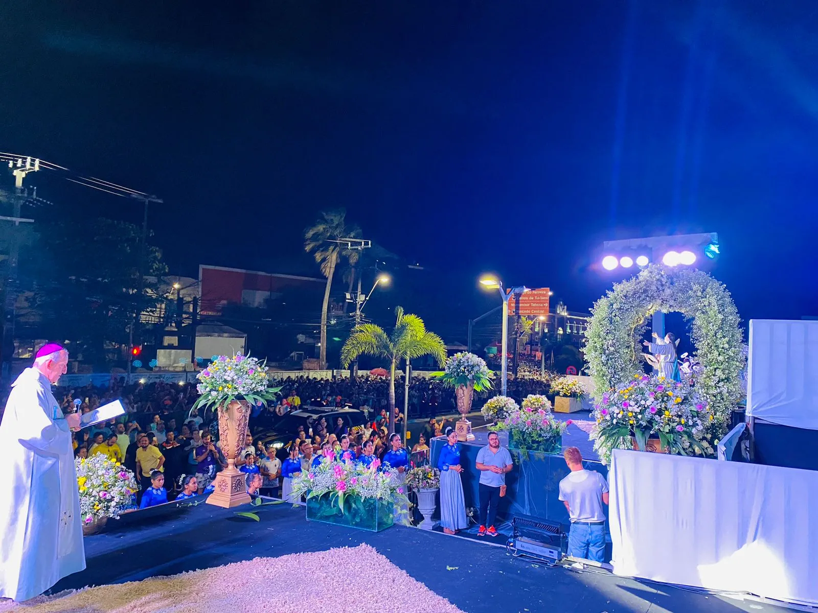 A imagem de Maria chegou à Catedral de Fortaleza pouco depois das 18h30, após 4h30 de caminhada